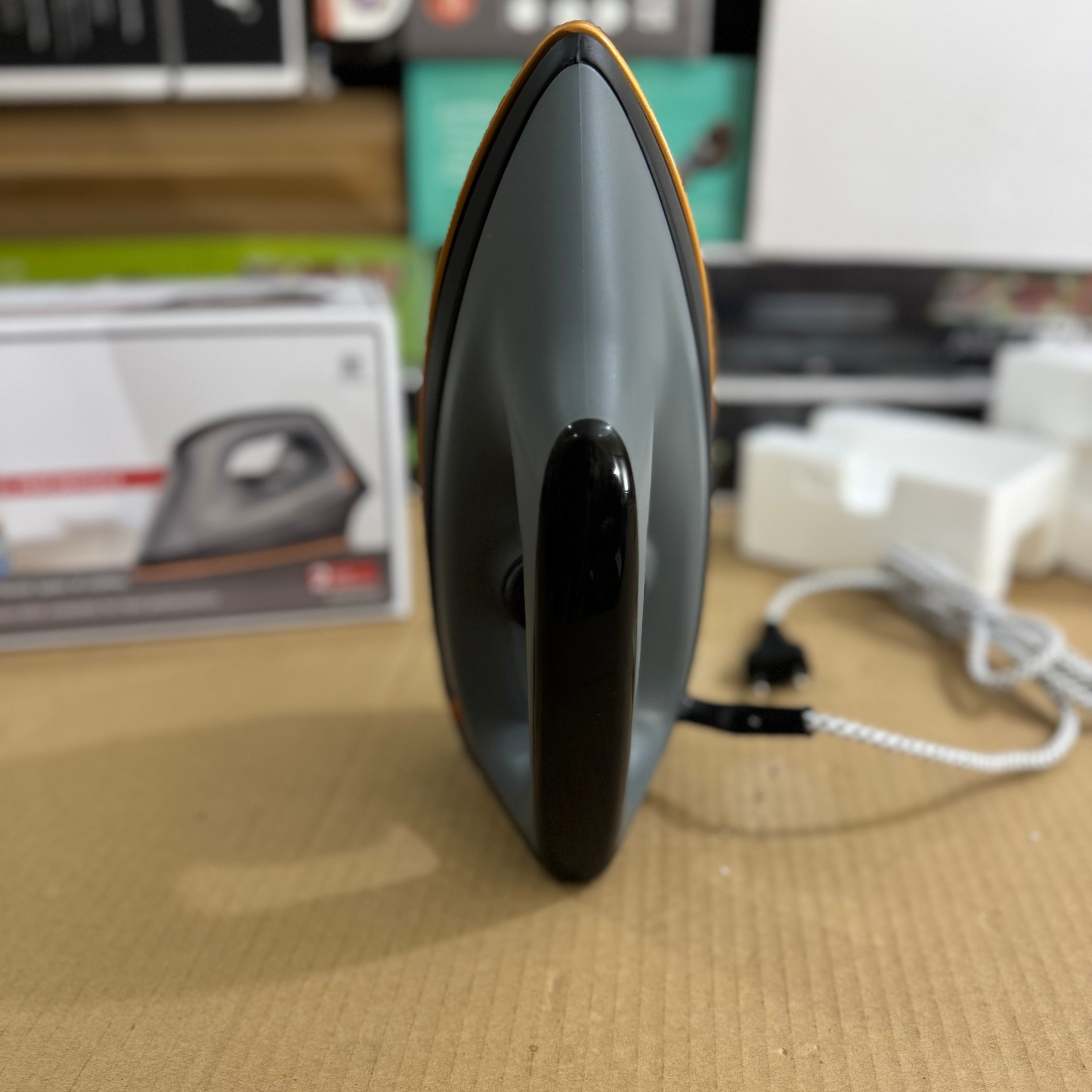 Black+Decker Heavy Weight Dry Iron 1100W - Model BXIR1102IN Lot Imported