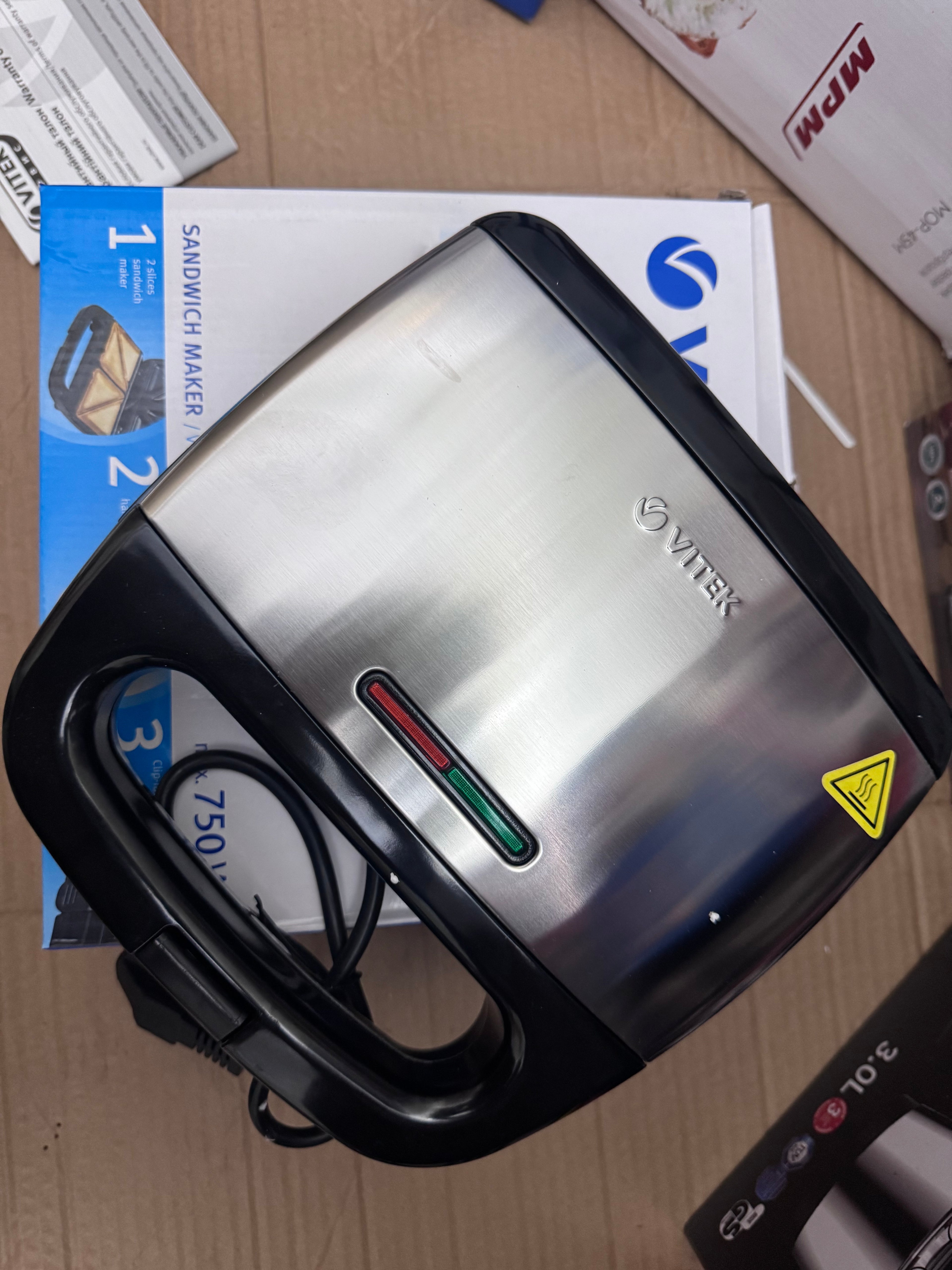 VITEK VT-7147 Sandwich Maker 750W – Lot Imported | Non-Stick Electric Sandwich Toaster for Home Use in Pakistan