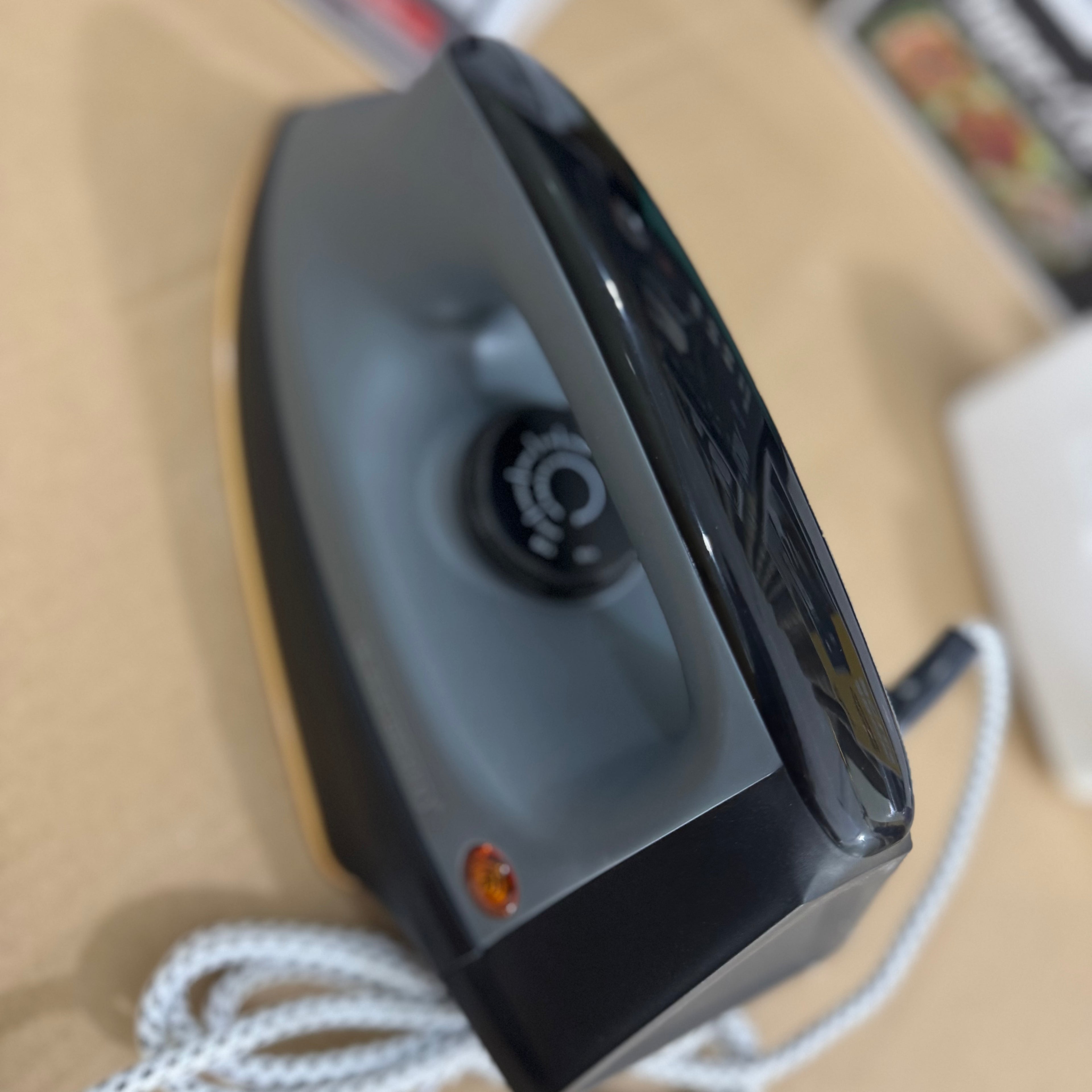 Black+Decker Heavy Weight Dry Iron 1100W - Model BXIR1102IN Lot Imported