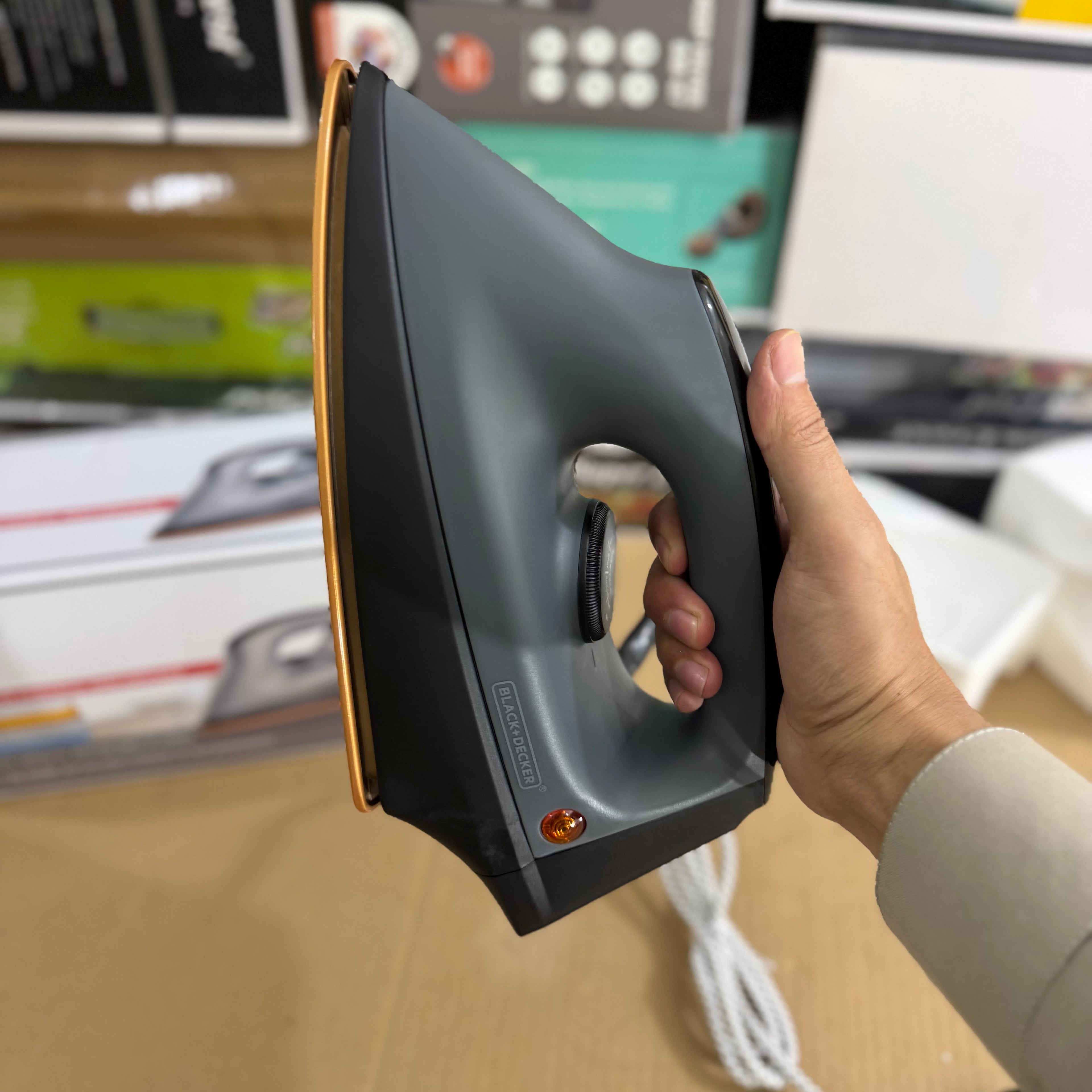 Black+Decker Heavy Weight Dry Iron 1100W - Model BXIR1102IN Lot Imported