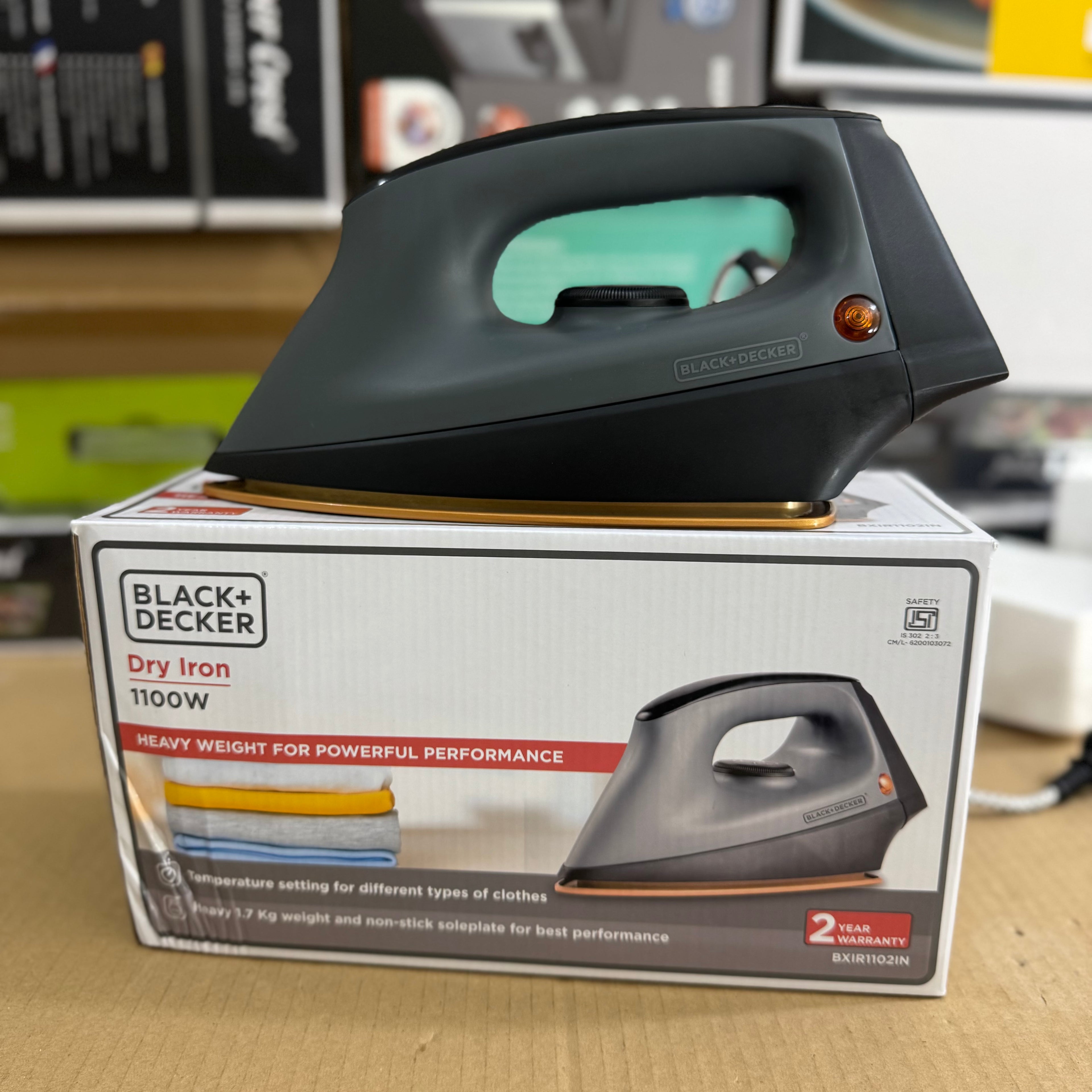 Black+Decker Heavy Weight Dry Iron 1100W - Model BXIR1102IN Lot Imported